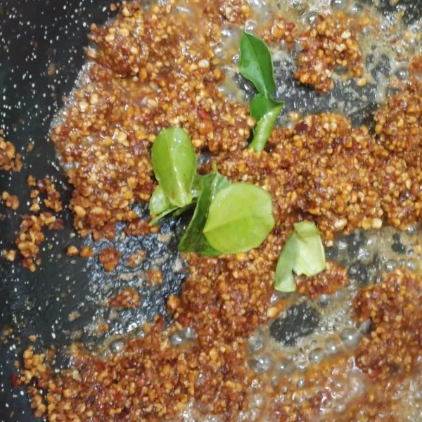Tumis bumbu kacang dengan sedikit minyak, tambahkan daun jeruk, aduk rata.