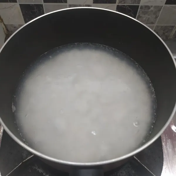 Bubur nasi : rebus air sampai mendidih, masukkan nasi. Aduk terus sampai rata sambil ditekan-tekan nasinya agar lembut.