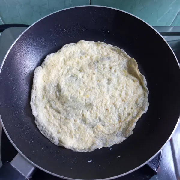 Buat pelapis rolade dengan kocok telur, lalu campurkan tepung maizena dan garam. Goreng dadar dan buat lebar.