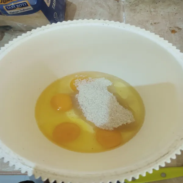 Mixer speed tinggi gula pasir, telur, dan emulsifier (TBM) sampai putih kental dan mengembang.