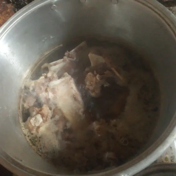 Rebus tulangan dan daging buang airnya dan rebus kembali sampai empuk.