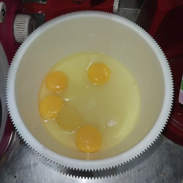 Siapkan wadah dan masukkan telur, gula, dan emulsifier. Kocok menggunakan mixer kecepatan tinggi hingga mengembang, putih berjejak.