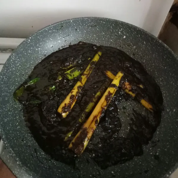 Haluskan semua bahan bumbu halus lalu tumis hingga harum lalu masukkan daun dalam, serai, lengkuas dan daun jeruk.