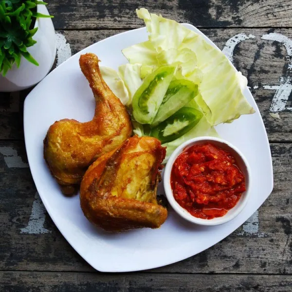 Sajikan ayam bersama sambal dan lalapan.