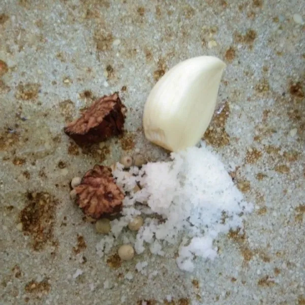 Haluskan bawang putih, pala, merica bubuk, dan garam.