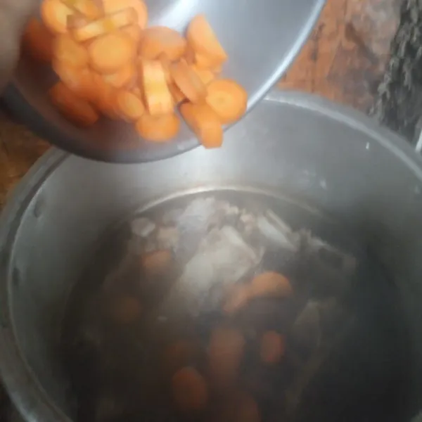 Setelah empuk, masukkan wortel.