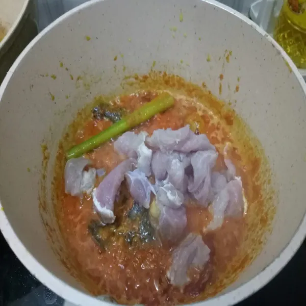 Tambahkan potongan daging. Aduk sebentar sampai daging setengah matang.