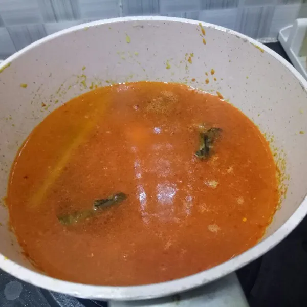 Tambahkan air dan biarkan mendidih. Lalu tambahkan labu, gula, garam dan penyedap. Masak labu sampai setengah matang.