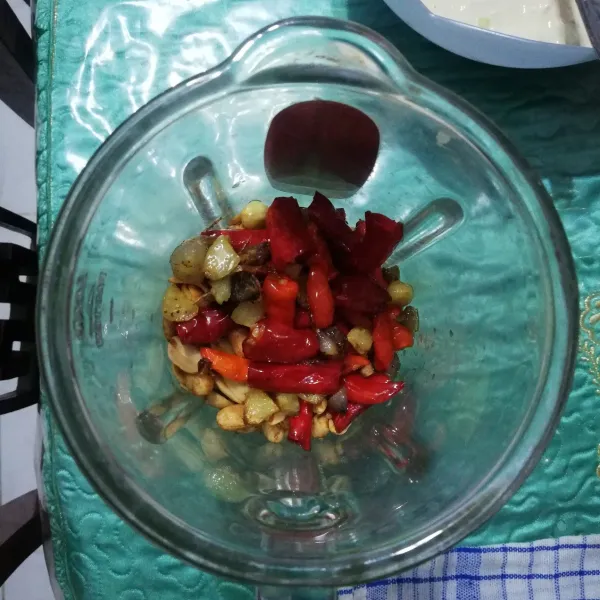 Blender kacang tanah, cabe merah, cabe rawit, bawang putih dan bawang merah hingga halus.