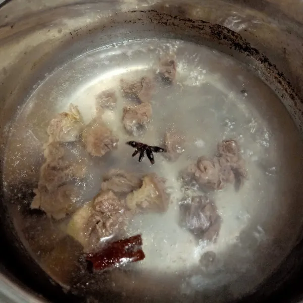 Rebus tetelan buang busa yang mengambang diatasnya, masukkan kayu manis, bunga lawang dan kapulaga.