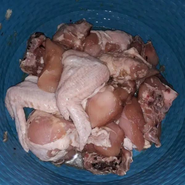 Potong-potong ayam dengan ukuran yang sama lalu cuci bersih. Kemudian lumuri ayam dengan bumbu ungkep (bawang merah dan bawang putih, lada, kaldu bubuk, dan garam). Kemudian ungkep ayam selama 1 jam atau simpan di dalam kulkas selama 1 malam.