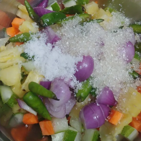 Campur semua buah dan sayur yang sudah dipotong dadu, masukkan bawang merah, cabe rawit bumbui dengan gula dan garam, aduk rata.