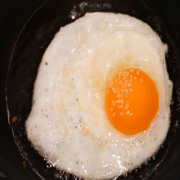 Goreng telur dan tambahkan kaldu jamur secukupnya, pisahkan.