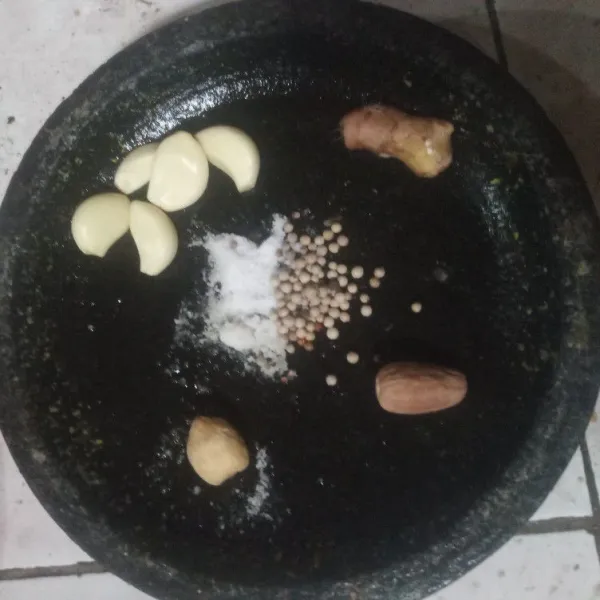 Ulek bumbu, palanya sedikit saja, kira-kira sekuku kelingking.