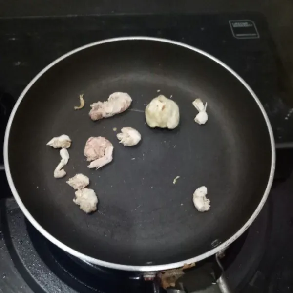 Sangrai kemiri dan udang kering lalu haluskan.