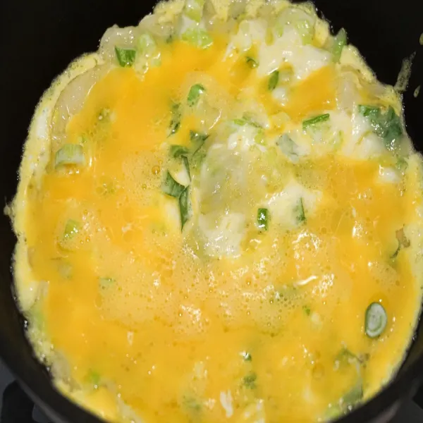 Tuangkan adonan tepung ke wajan yang telah diberi minyak, dan tuang kocokkan telur diatasnya, masak sampai matang, dan begitu juga sebaliknya.