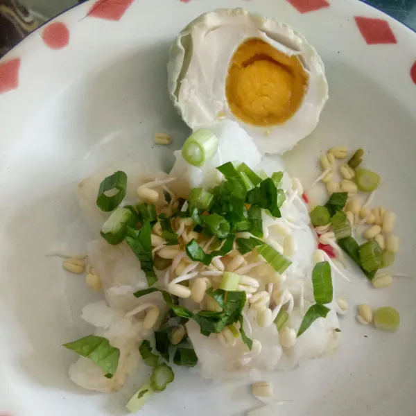 Sajikan dengan ketupat dan beri taburan toge, daun bawang, seledri dan telur asin.