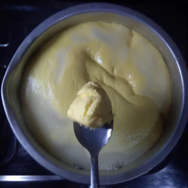 Masak adonan agar-agar sampai mendidih lalu tambahkan margarin. Aduk sampai margarin meleleh sempurna. Angkat.