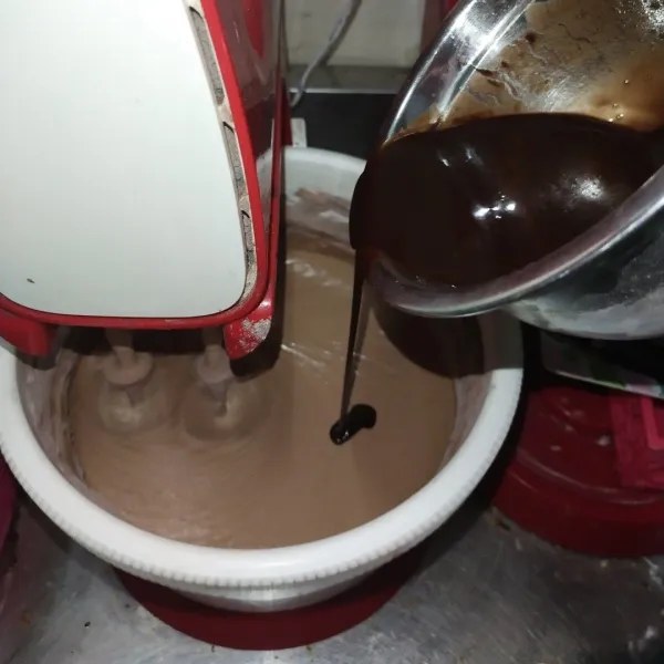 Masukkan coklat leleh secara perlahan dan tercampur rata. Matikan mixer.