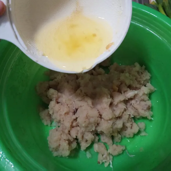 Campurkan ikan tenggiri yang sudah dihaluskan dengan putih telur.