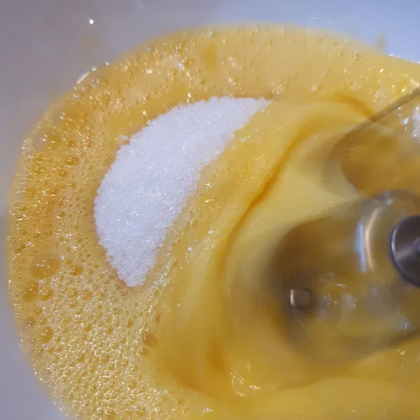 Mixer gula, telur, garam, dan vanila hingga kental berjejak.