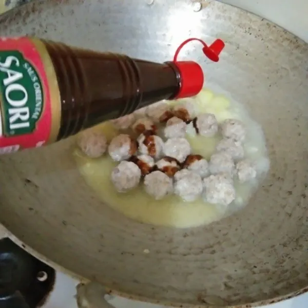 Tambahkan air, garam, saus tiram, kecap manis, dan saus tomat, aduk rata.