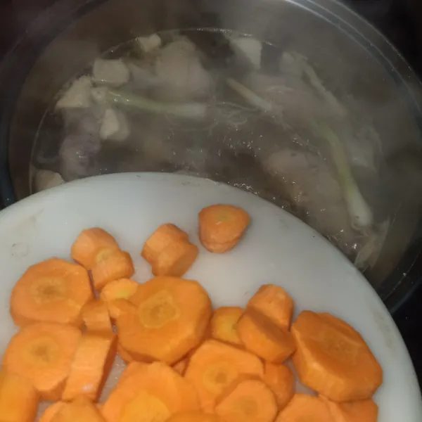 Masukkan irisan wortel ke dalam panci