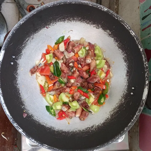 Masukkan cumi asin dan masak hingga air habis.