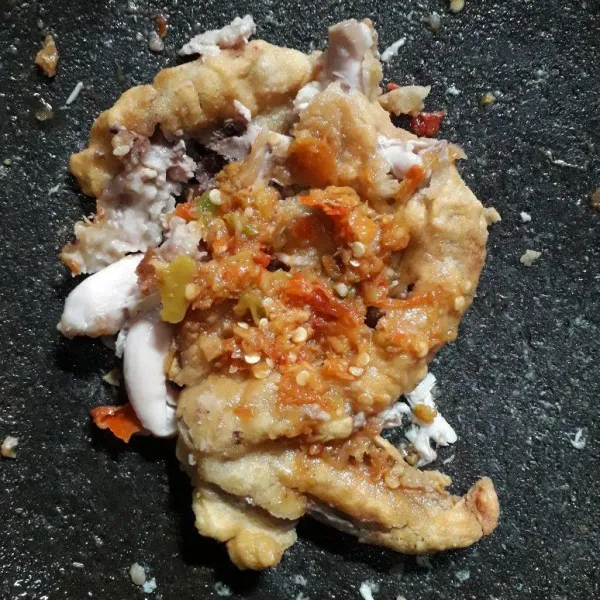 Geprek ayam dengan ulegan lalu siram dengan sampal korek.
Ayam Geprek siap dinikmati.
