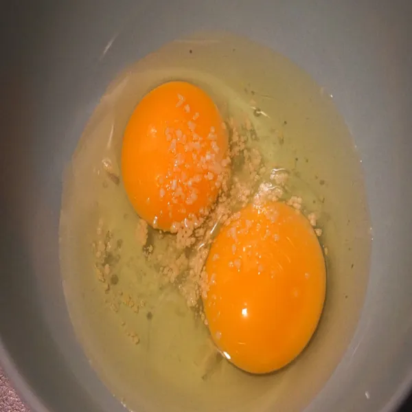 Kocok telur, tambahkan sedikit kaldu jamur, dan aduk sampai rata.