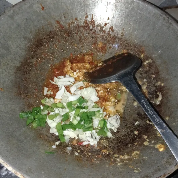 Masukkan irisan kol dan daun bawang, aduk rata.