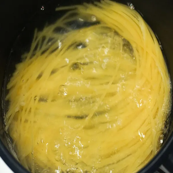 Rebus pasta sampai matang, bilas dengan air dingin, dan tiriskan.