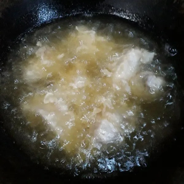 Goreng ayam menggunakan minyak yang sudah dipanaskan. Pastikan semua ayam tercelup ke dalam minyak. Goreng ayam sampai berwarna kuning keemasan.