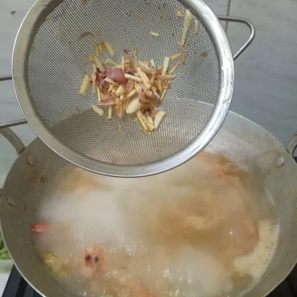 Setelah mendidih masukkan bawang merah dan bawang putih goreng. Setelah itu saring dan ambil kaldunya.