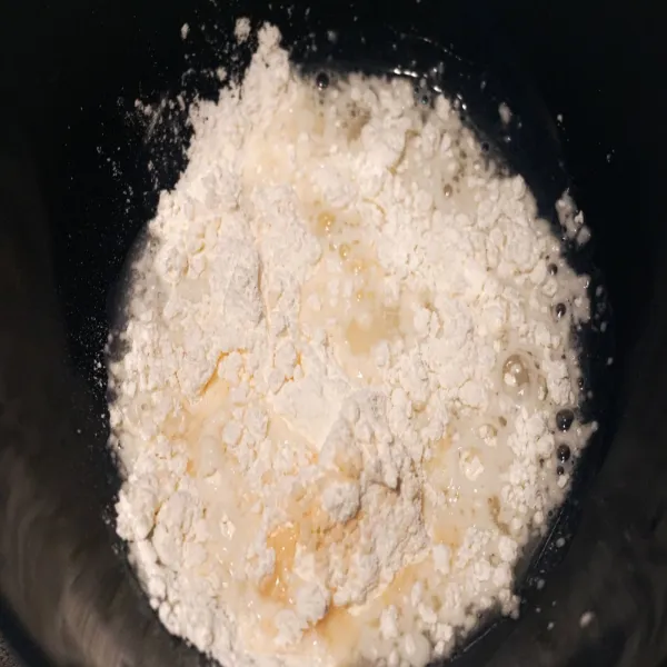 Masukkan tepung terigu, kaldu jamur, lada, dan air, aduk sampai tidak ada yang menggumpal.