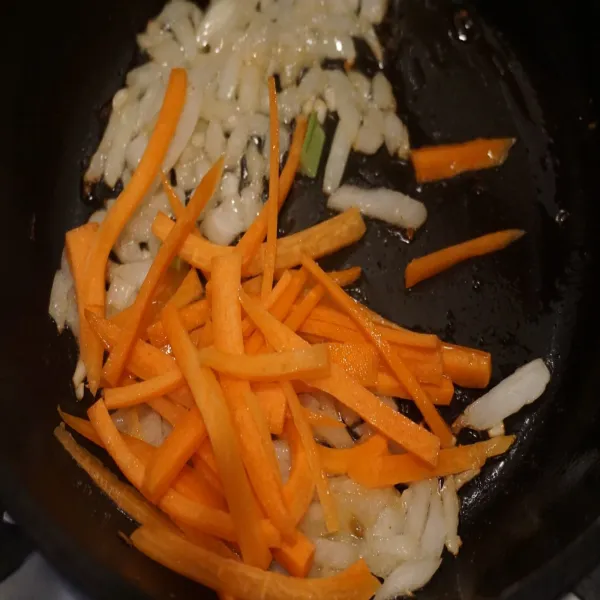 Tumis bawang putih, bombay sampai harum, dan tambahkan wortel, masak sampai matang.