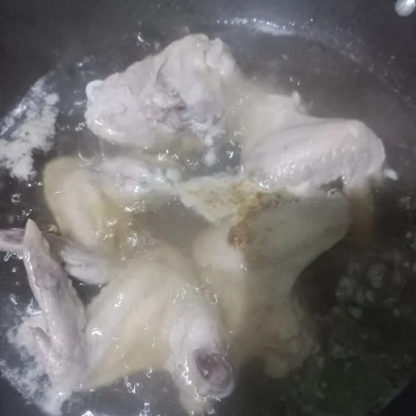 Siapkan wajan besar lalu isi air dan didihkan. Setelah mendidih, masukkan ayam. Rebus ayam 15 menit.