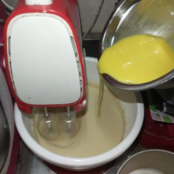 Masukkan margarine cair. Setelah tercampur rata, matikan mixer. Tutup adonan dan diamkan adonan selama 1 jam.