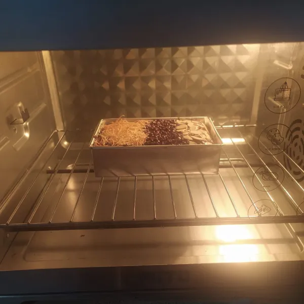 Panaskan oven selama 15 menit dengan suhu 180°C. Kemudian panggang brownies hingga matang (me. 180°C di 25 menit pertama, selanjutnya turunkan hingga 160°C sampai matang). Keluarkan dari oven, dinginkan. Keluarkan dari loyang dan potong sesuai selera. Sajikan.