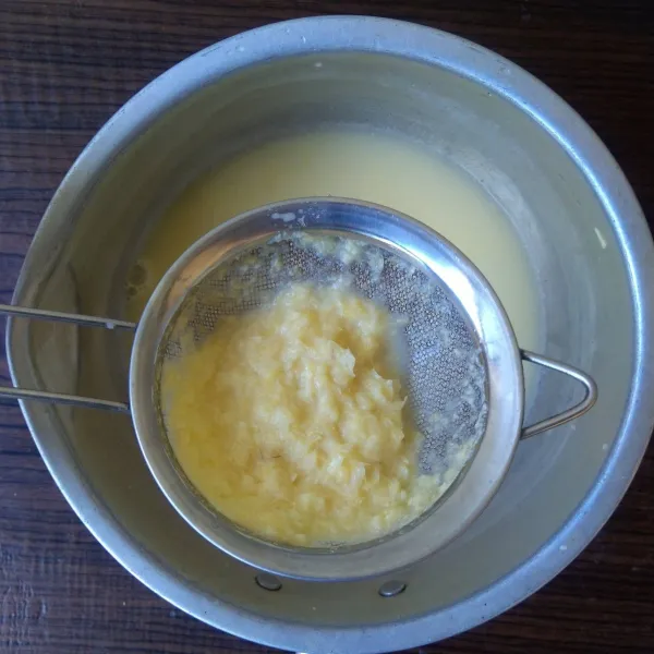 Saring dan masukkan jagung manis ke dalam panci. Lalu tambahkan bubuk agar-agar, susu cair, dan gula pasir. Aduk-aduk sampai larut.