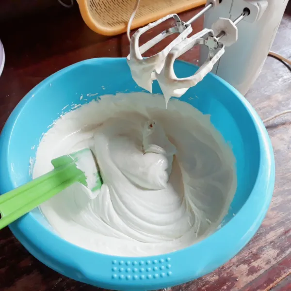 Campur telur, gula, terigu, maizena, susu dan SP. Mixer kecepatan tinggi hingga kental berjejak.