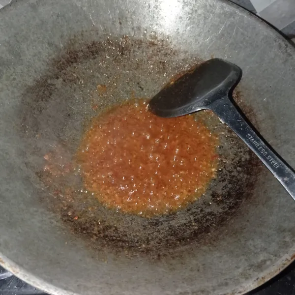 Tumis bumbu halus sampai matang.