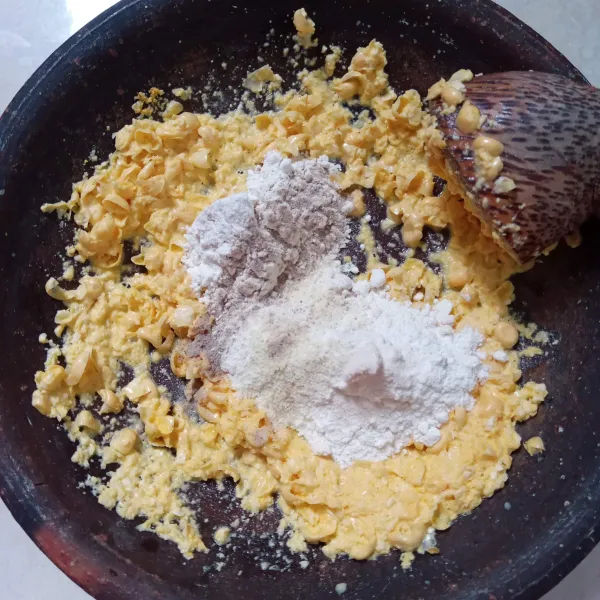 Campur rata dengan tepung bakwan, terigu, bawang bubuk, lada bubuk dan kaldu bubuk.