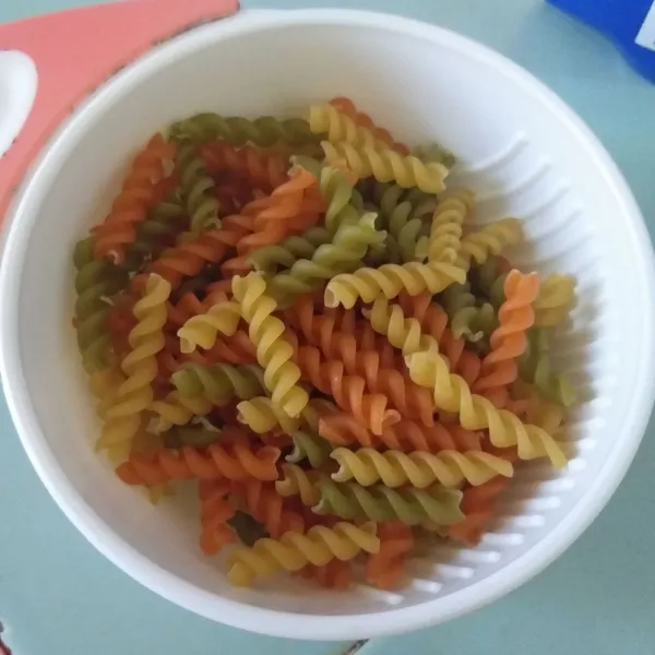 Siapkan pasta sayuran (veggeroni), kemudian panaskan air untuk merebus.