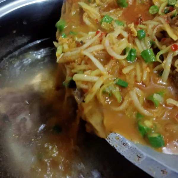 Tuang sayuran ke dalam rebusan daging, aduk rata.