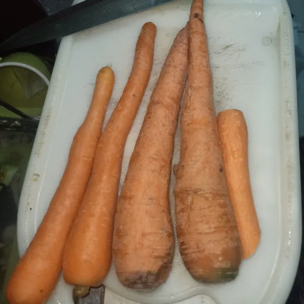 Siapkan wortel, kupas kulitnya lalu potong-potong sesuai selera