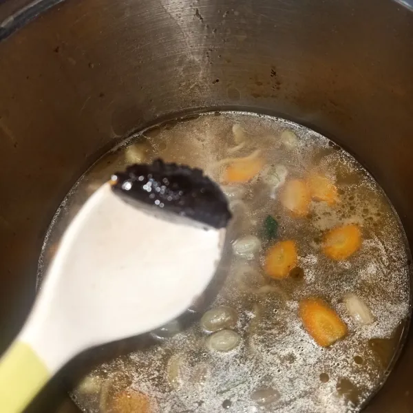 Ambil sedikit tauco korea. Masukkan ke dalam rebusan kacang merah dan wortel. Lalu masukkan garam, merica bubuk, dan bubuk kaldu jamur. Rebus sampai kacang merah empuk. Cicipi dan koreksi rasa.