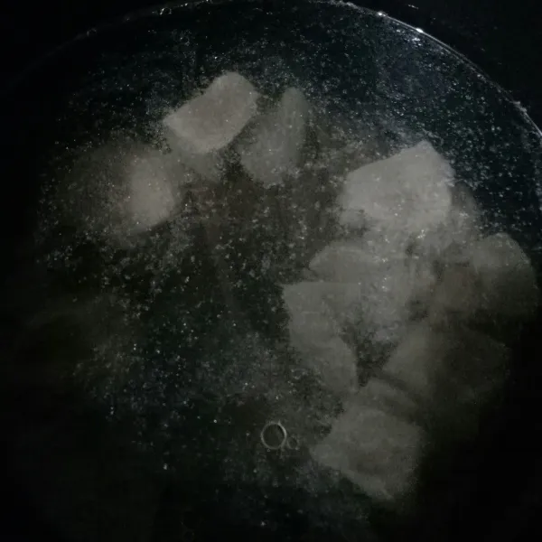 Rebus daging dengan air lalu buang air rebusan pertama. Rebus lagi dengan air baru hingga empuk.