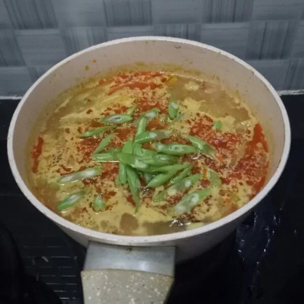 Bila labu sudah setengah matang, tambahkan santan. Lalu  jika labu sudah agak lembut, barulah tambahkan buncis. Masak hingga matang sempurna. Jangan lupa koreksi rasa.