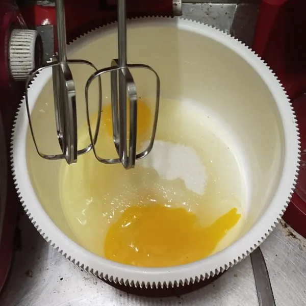 Kocok gula pasir dan telur hingga mengembang menggunakan mixer kecepatan tinggi.